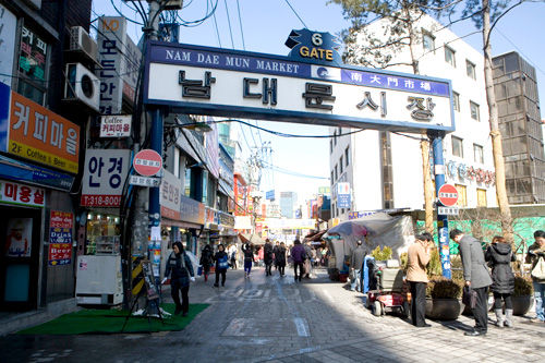 百货批发市场大门百货批发市场大门，繁荣的象征与商业的脉搏
